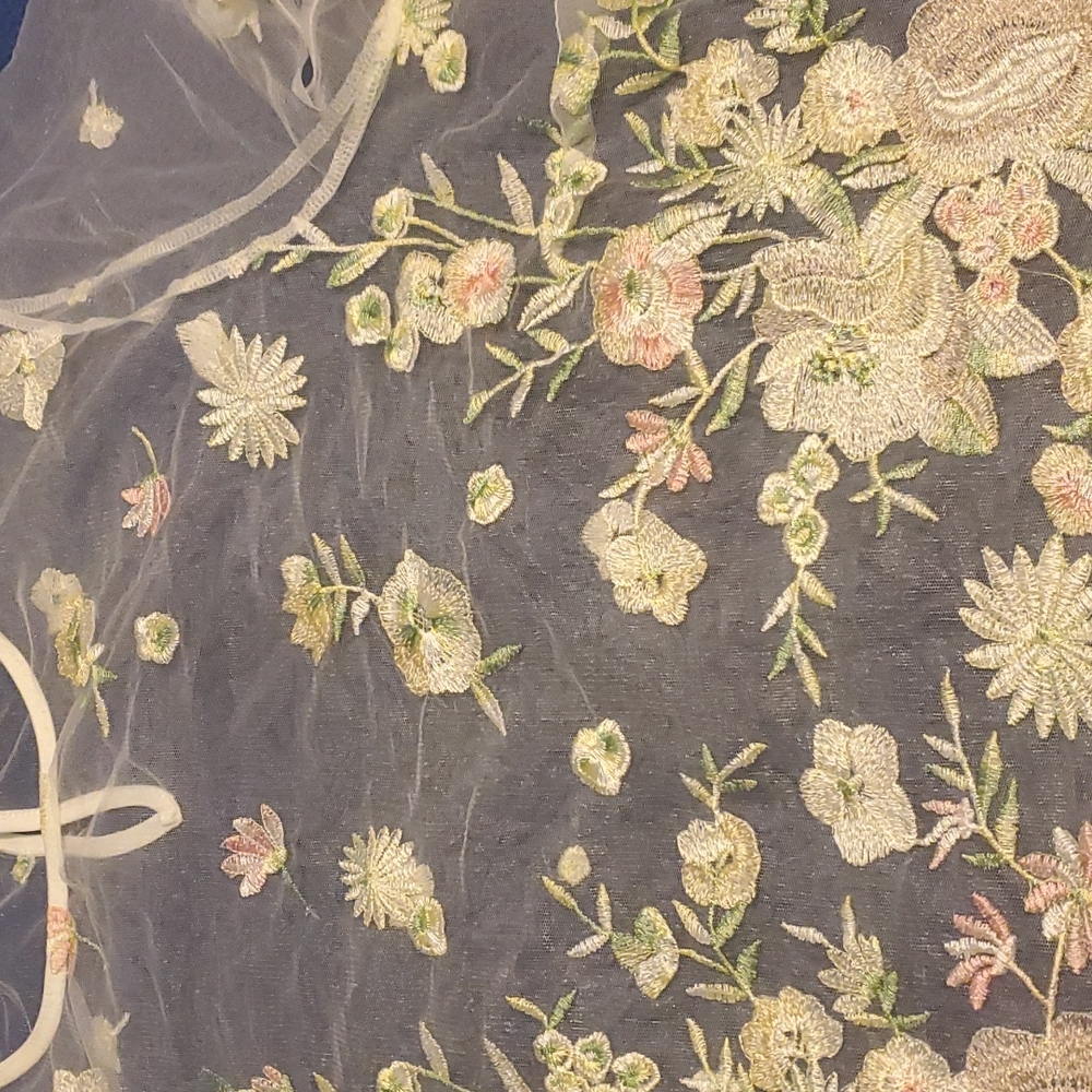 Feeling pretty floral mesh top - Picture 3 of 4